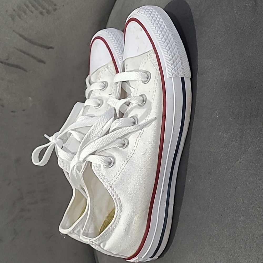 White converse chuck Taylor’s - Picture 3 of 5